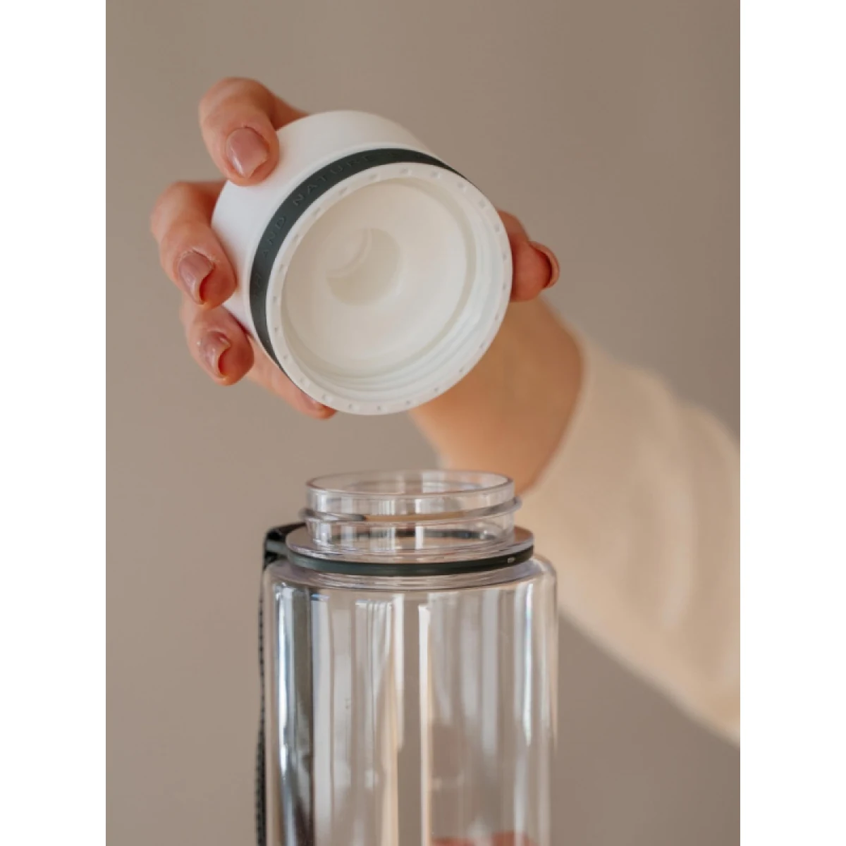 Fľaša EQUA Plain White, 600 ml · záber 5