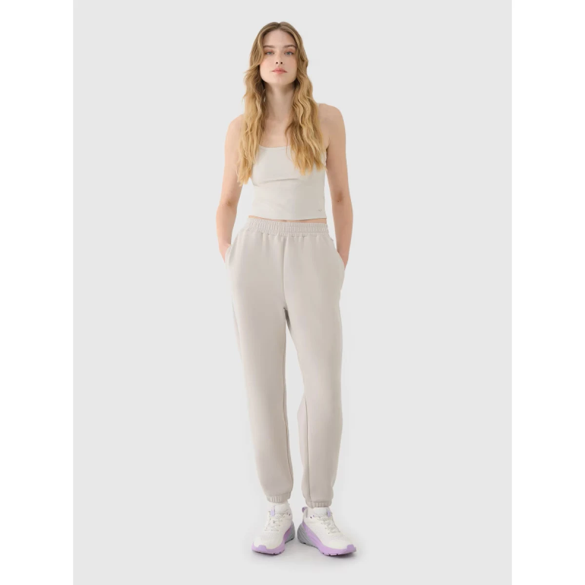 Dámske tepláky 4F TROUSERS CAS F1010-83S-BEIGE · záber 4