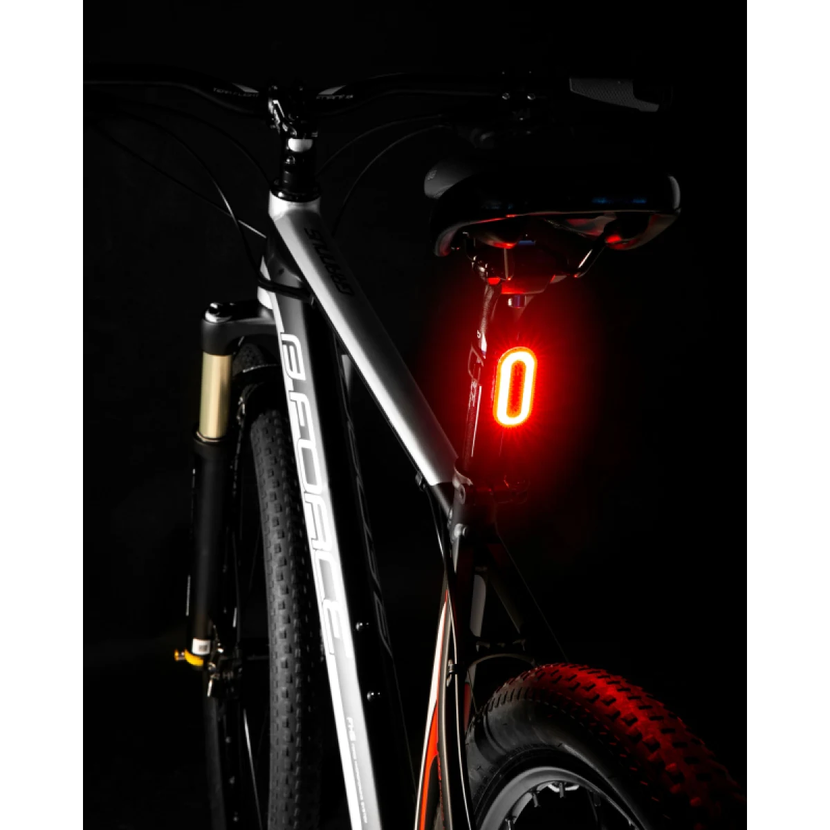 Svetlo na bicykel FORCE ARC 40LM, 30 x LED, USB · záber 3