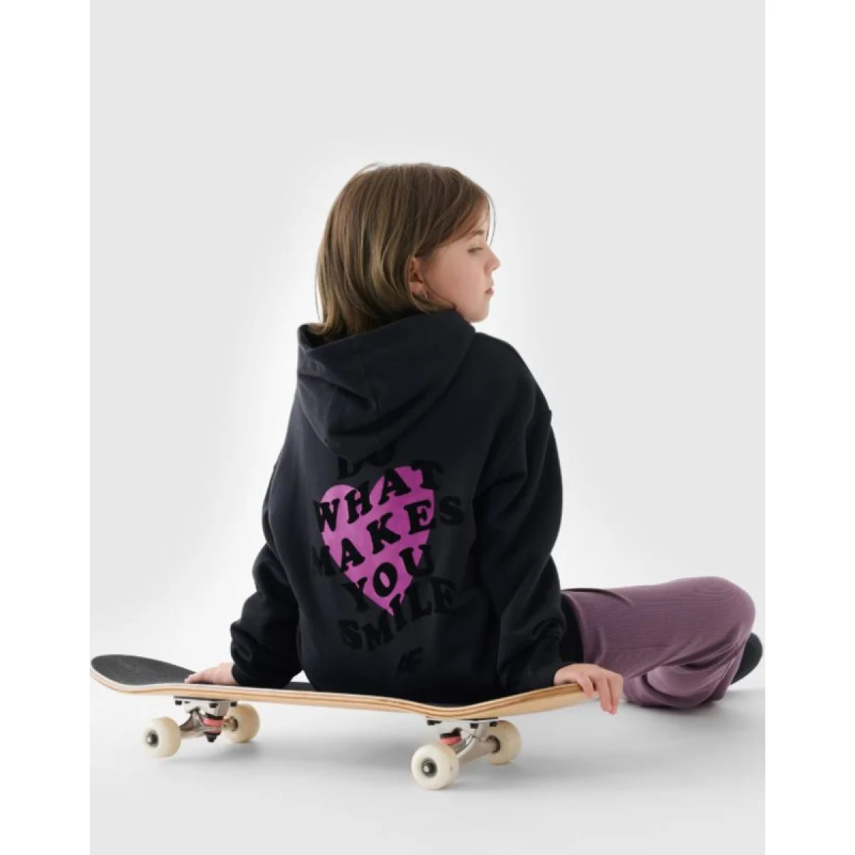 Dievčenská mikina s kapucňou 4F JUNIOR SWEATSHIRT-JWAW24TSWSF1218-20S-DEEP BLACK · záber 5