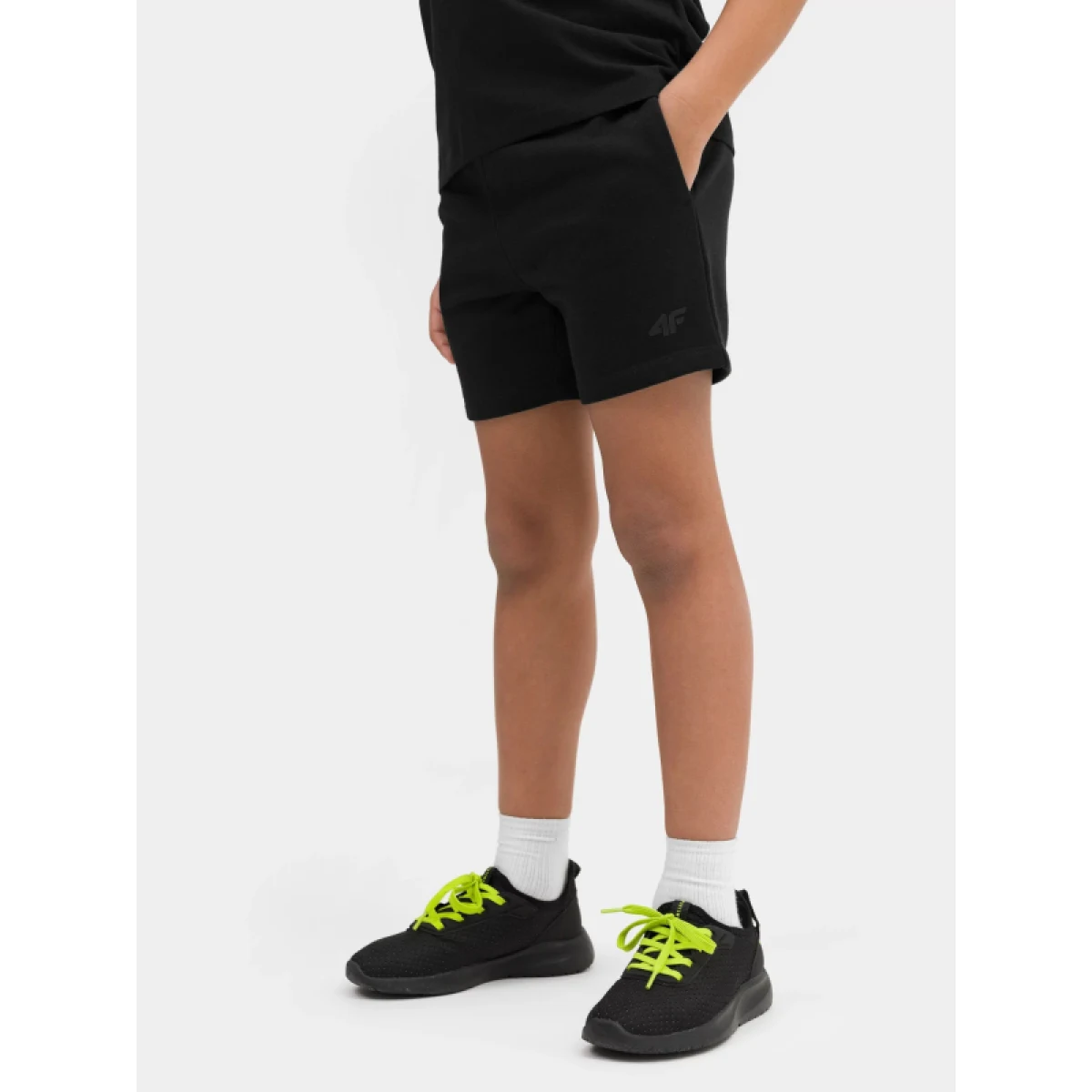 Chlapčenské teplákové kraťasy 4F JUNIOR SHORTS CAS M048-20S-DEEP BLACK · záber 2