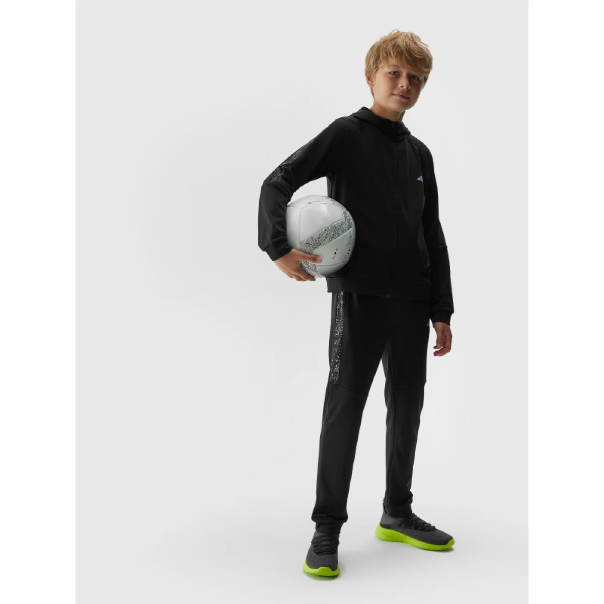 Chlapčenská zateplená tréningová mikina so zipsom 4F JUNIOR SWEATSHIRT FNK-JAW23TFSWM205-20S-DEEP BLACK · záber 4