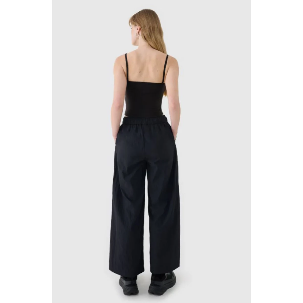 Dámske tielko 4F SLEEVELESS F127-20S-DEEP BLACK · záber 4