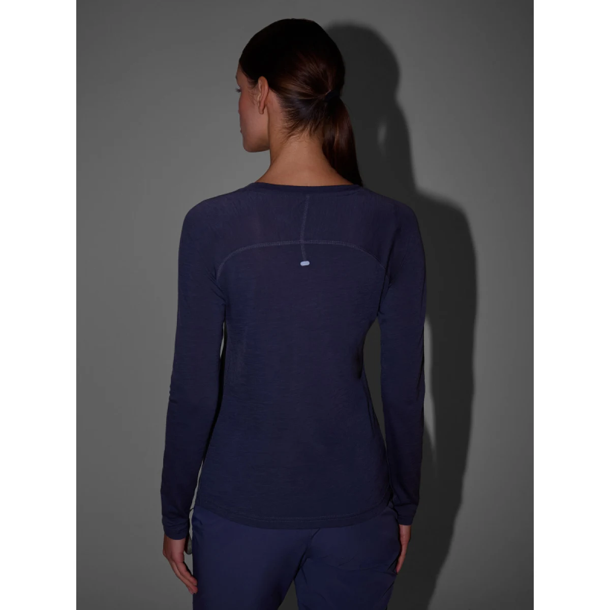 Dámske bežecké tričko s dlhým rukávom 4F LONGSLEEVE FNK-WSS25TFLOF332-22S-ANTHRACITE · záber 5