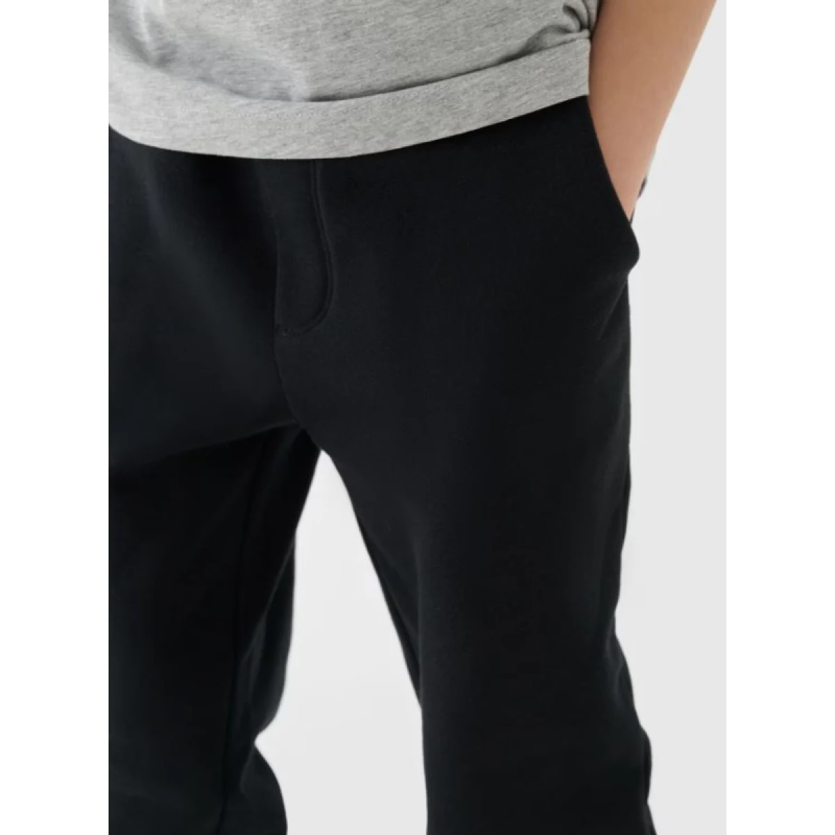 Chlapčenské zateplené tepláky 4F JUNIOR TROUSERS-JWAW24TTROM760-20S-DEEP BLACK · záber 3