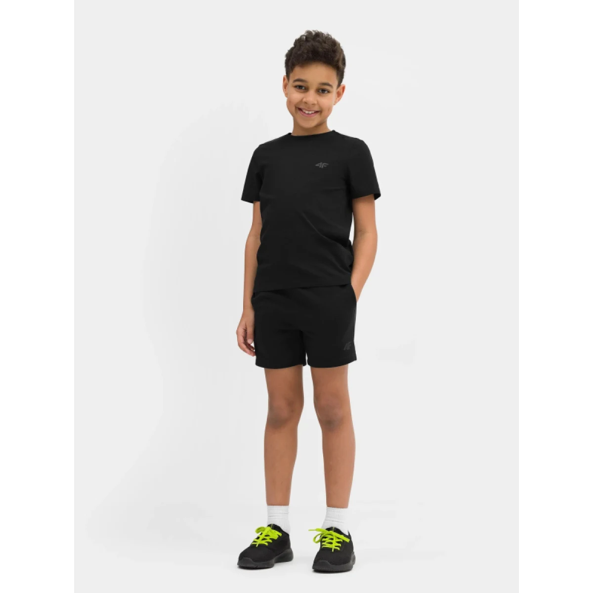 Chlapčenské teplákové kraťasy 4F JUNIOR SHORTS CAS M048-20S-DEEP BLACK · záber 3