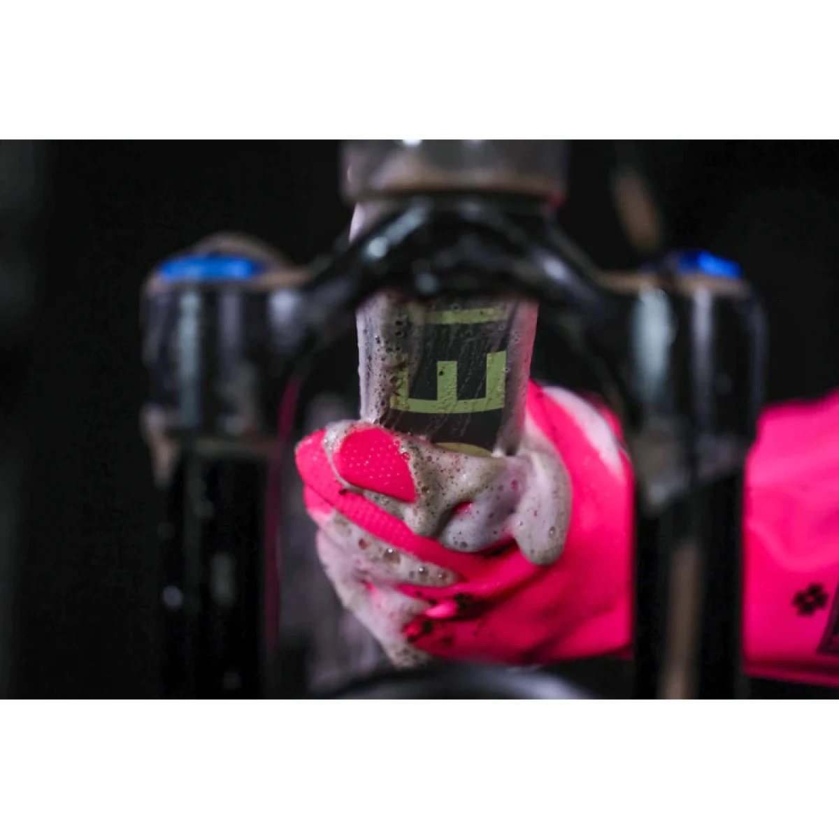 Nástroj na údržbu bicykla MUC-OFF Deep Scruber Gloves Pink M · záber 4