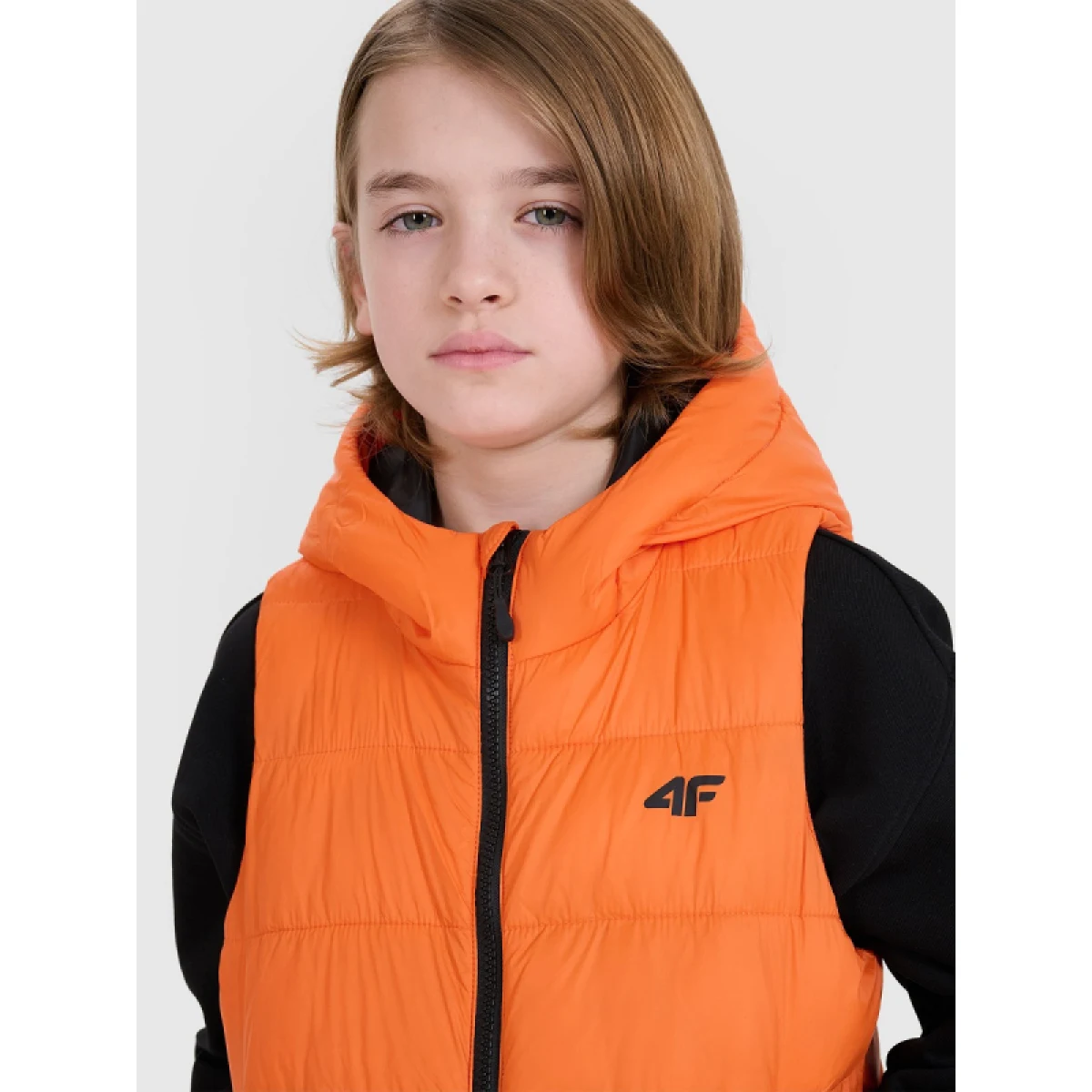 Chlapčenská vesta s kapucňou 4F JUNIOR VEST JACKET-JWSS25TVJAM169-70S-ORANGE · záber 2