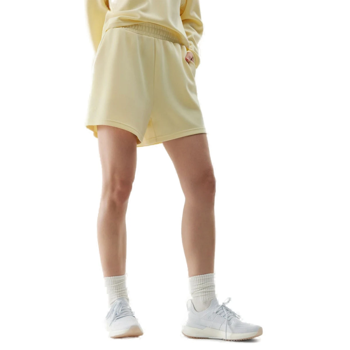 Dámske teplákové kraťasy 4F SHORTS CAS-WSS24TSHOF324-73S-LIGHT LEMON · záber 2