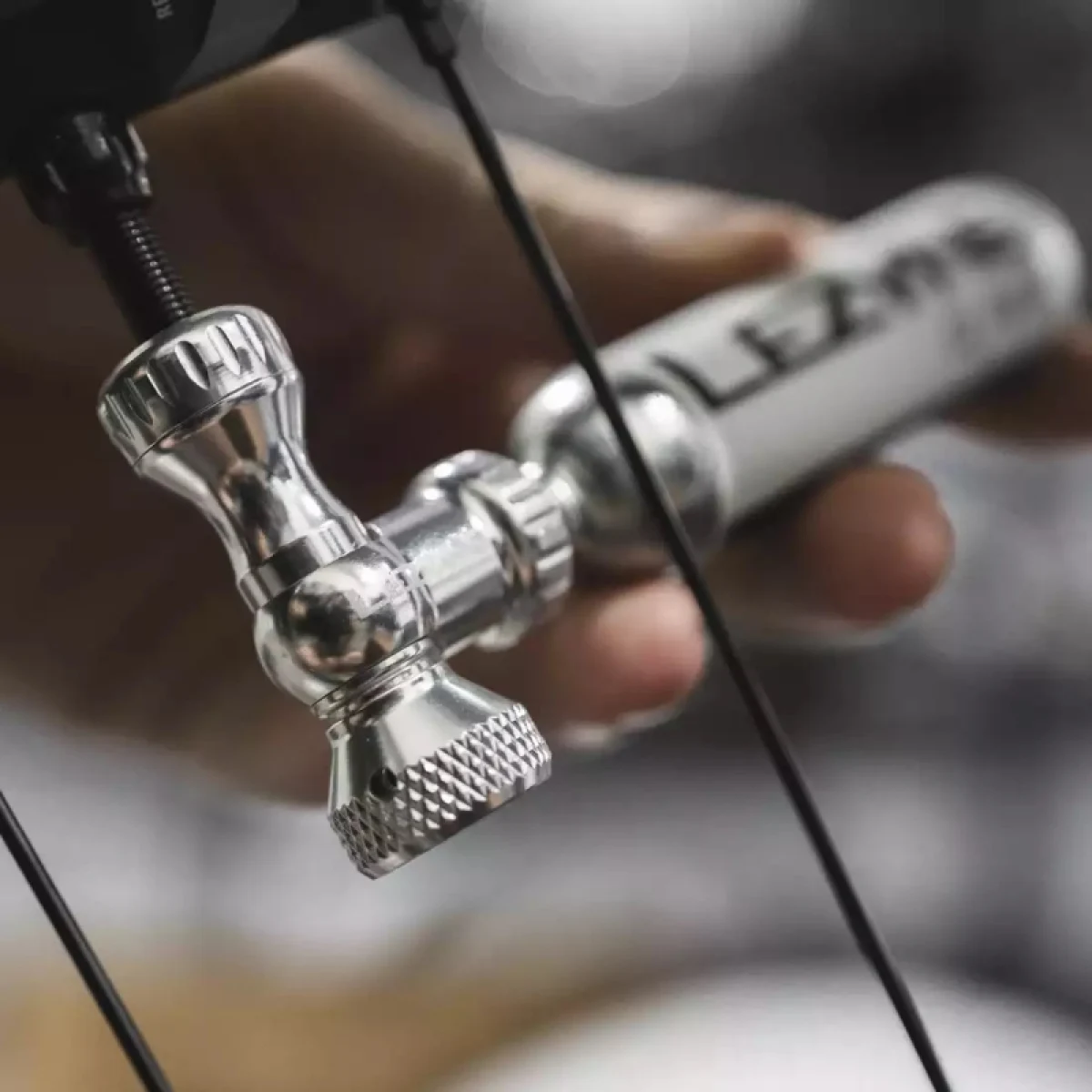 CO2 pumpa na bicykel (inflátor) LEZYNE CONTROL DRIVE CO2 WITH 25G CARTRIDGE · záber 3