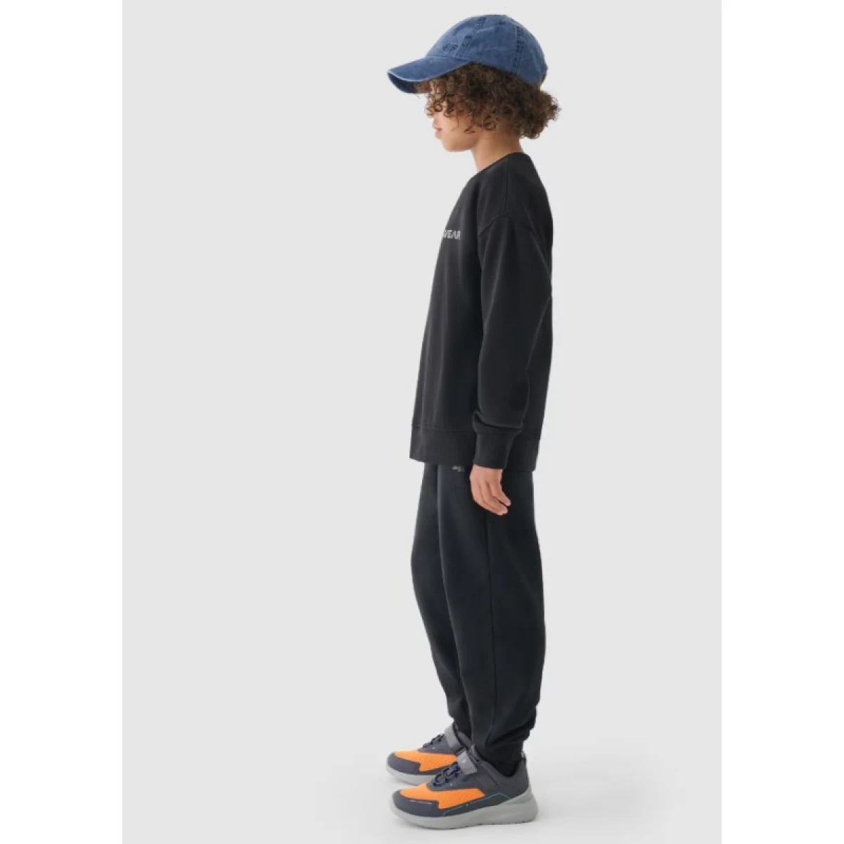 Chlapčenské zateplené tepláky 4F JUNIOR TROUSERS-JWAW24TTROM761-20S-DEEP BLACK · záber 3