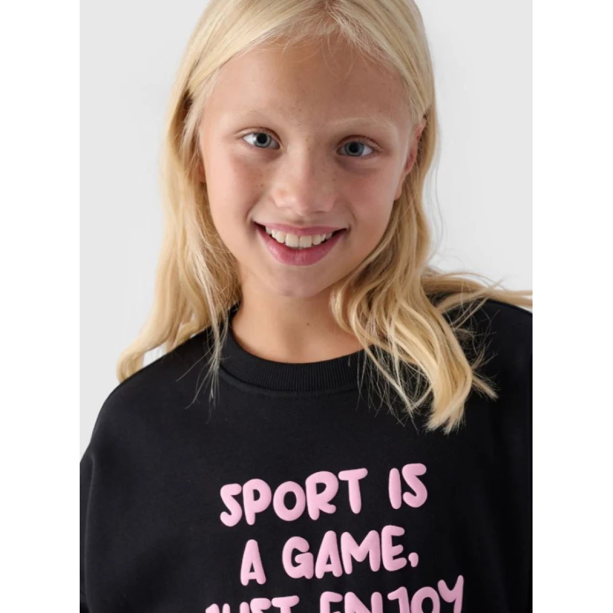 Dievčenská mikina 4F JUNIOR SWEATSHIRT-JWAW24TSWSF1214-20S-DEEP BLACK · záber 2