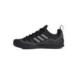 Pánska nízka turistická obuv ADIDAS Terrex Swift Solo 2.0 core black grey three grey six · záber 2