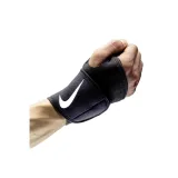 Fitness chránič NIKE PRO WRIST AND THUMB WRAP 3.0 · záber 3