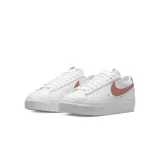 Dámska vychádzková obuv NIKE Blazer Low Platform white black sail metallic copper · záber 3