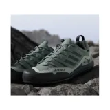 Pánska nízka turistická obuv ADIDAS Terrex Swift Solo 2.0 silver green legend ivy linen green · záber 2