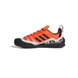 Pánska nízka turistická obuv ADIDAS Terrex Swift Solo 2.0 impact orange core black crystal white · záber 2