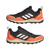 Pánska bežecká trailová obuv ADIDAS Terrex Tracerocker 2 impact orange cloud white core black · záber 3