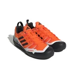 Pánska nízka turistická obuv ADIDAS Terrex Swift Solo 2.0 impact orange core black crystal white · záber 4