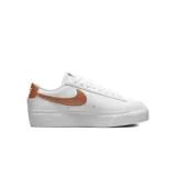 Dámska vychádzková obuv NIKE Blazer Low Platform white black sail metallic copper · záber 1