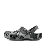 Chlapčenské kroksy (rekreačná obuv) CROCS Classic Camo Clog K black grey · záber 2