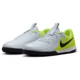 Chlapčenské futbalové kopačky halové NIKE Phantom GX 2 Academy Jr IC metallic silver volt black · záber 3