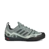 Pánska nízka turistická obuv ADIDAS Terrex Swift Solo 2.0 silver green legend ivy linen green · záber 1