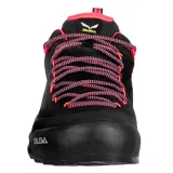 Dámska nízka turistická celokožená obuv SALEWA Wildfire Leather GTX W black fluo coral · záber 3