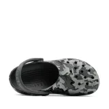 Chlapčenské kroksy (rekreačná obuv) CROCS Classic Camo Clog K black grey · záber 4