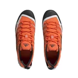 Pánska nízka turistická obuv ADIDAS Terrex Swift Solo Approach impact orange core black white · záber 5