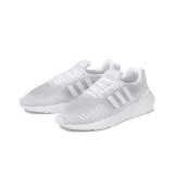Pánska športová obuv (tréningová) ADIDAS ORIGINALS Swift Run 22 cloud white grey two core black · záber 3