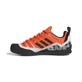 Pánska nízka turistická obuv ADIDAS Terrex Swift Solo Approach impact orange core black white · záber 2