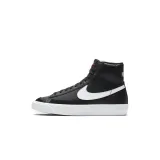 Juniorská vychádzková obuv NIKE Blazer Mid 77 black white team orange · záber 2