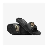 Pánske šlapky (plážová obuv) NIKE Victory One black metallic gold black · záber 4